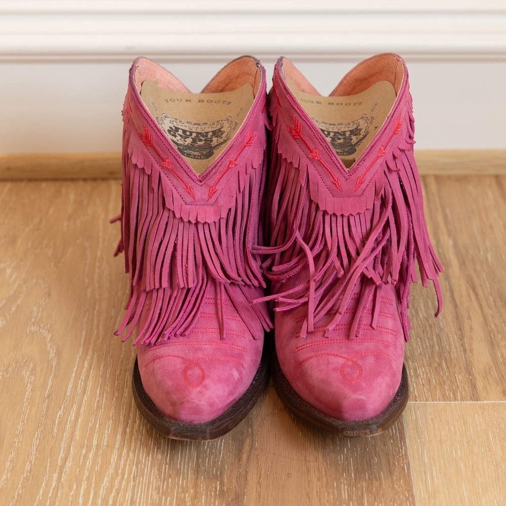 Junk Gypsy pink fringe booties size 7 in great used condition